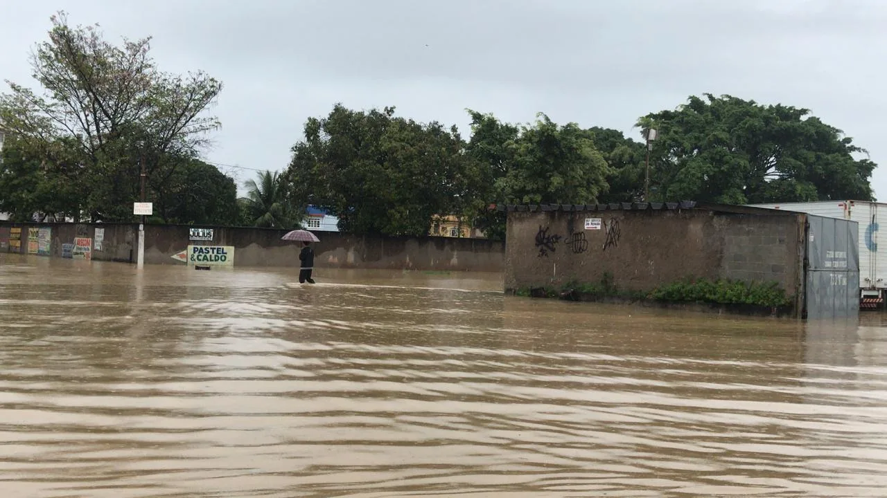 Chuva forte obriga famílias desalojadas a se abrigarem em casas de parentes em Vila Velha