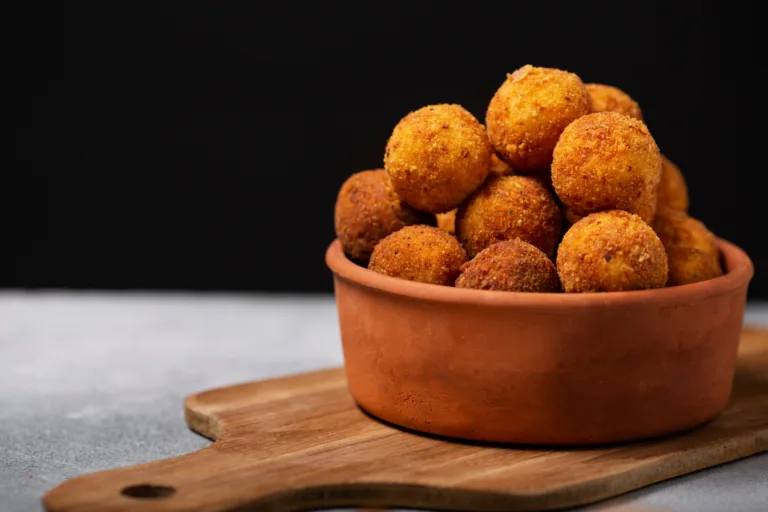 Veja como fazer um bolinho de chuva de cenoura com brigadeiro