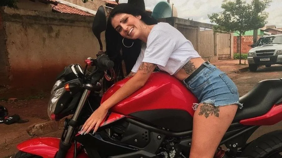 Youtuber famosa por postagens de moto morre em acidente