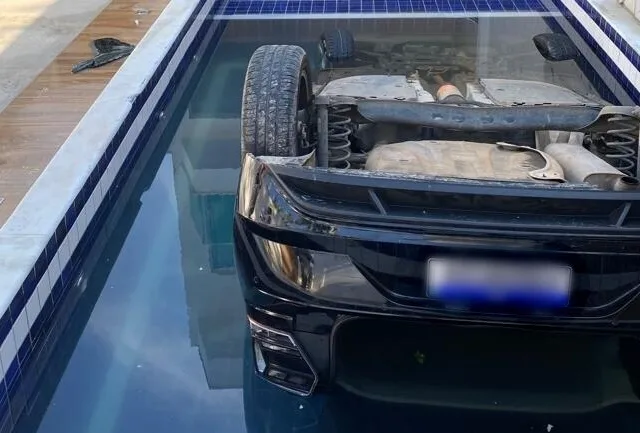 Jovem morre afogada após carro cair dentro de piscina