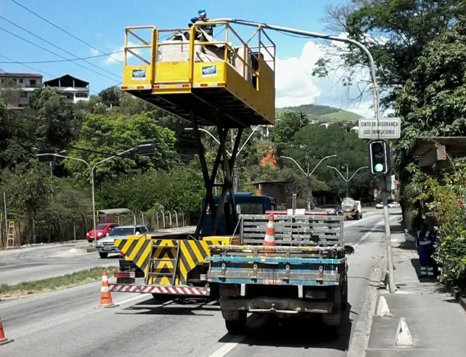 Novos semáforos são implantados em ruas de Cachoeiro de Itapemirim