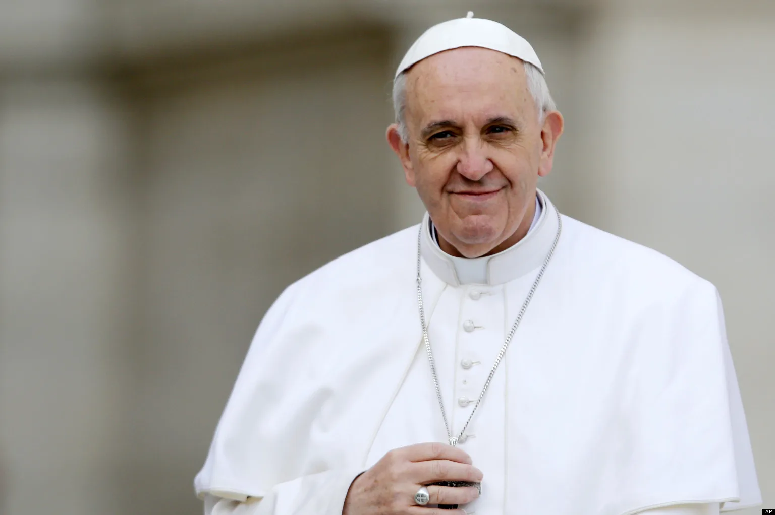 El papa Francisco toca su crucifijo mientras lo conducen a través de la multitud durante su audiencia general inaugural, en la Plaza de San Pedro, en el Vaticano, el miércoles 27 de marzo de 2013. Francisco pidió el miércoles que se ponga fin a la violencia y los saqueos relacionados con el golpe de estado […]