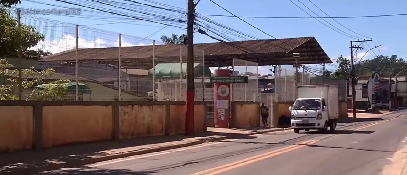 Escola municipal é invadida e criminoso leva notebook em Cariacica