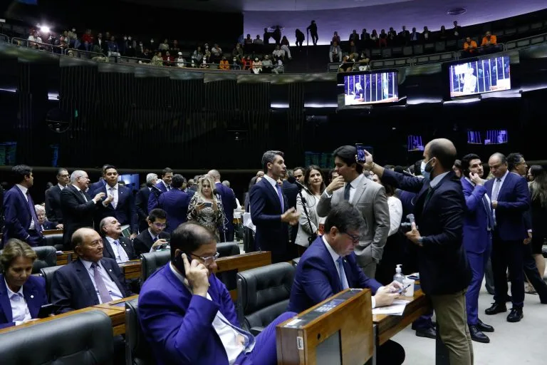 Saiba como votaram os deputados capixabas na PEC da Transição, aprovada nesta quarta