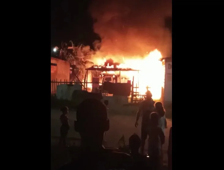 VÍDEO | Fogo destrói casa em Vila Velha