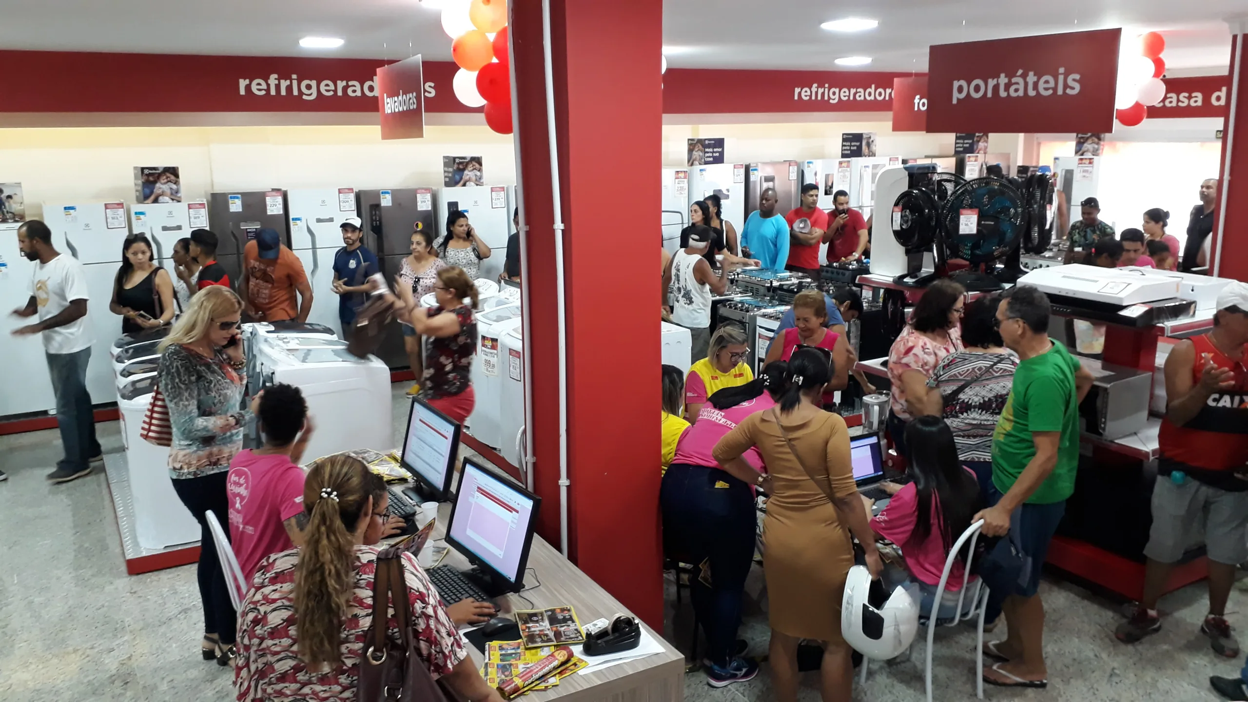 Moradores de Guarapari fazem fila para conhecer a nova filial da Simonetti