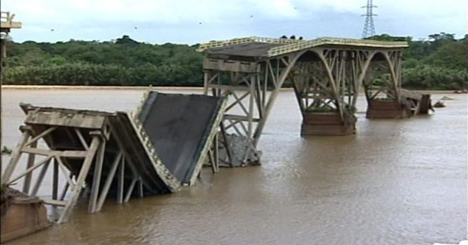 União e Dnit são condenados a retirar escombros de ponte que desabou em Linhares