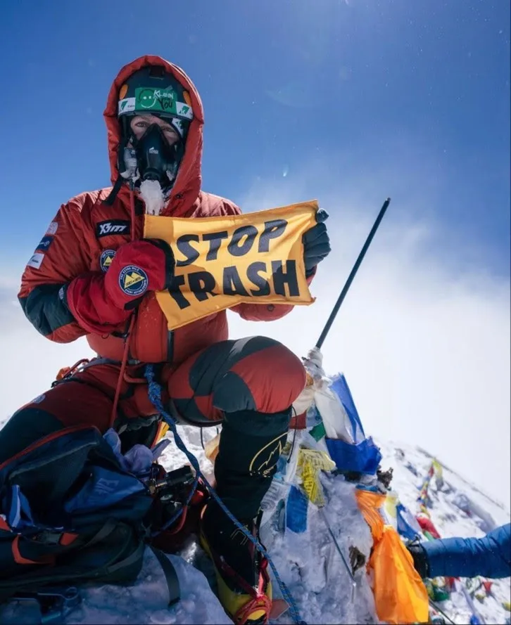 Brasileiro chega ao cume do Everest e pede preservação do planeta