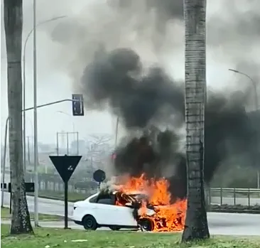 VÍDEO | Carro pega fogo e complica trânsito na BR-101 na Serra