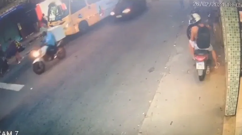 VÍDEO | Ônibus escapa de desabamento em Cariacica por poucos segundos