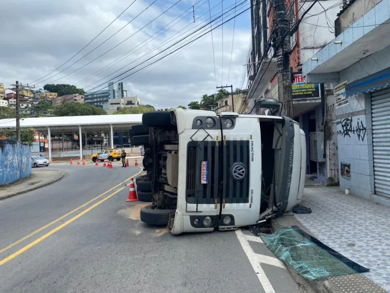 Avenida em Vitória fica mais de 24 horas interditada após carreta tombar