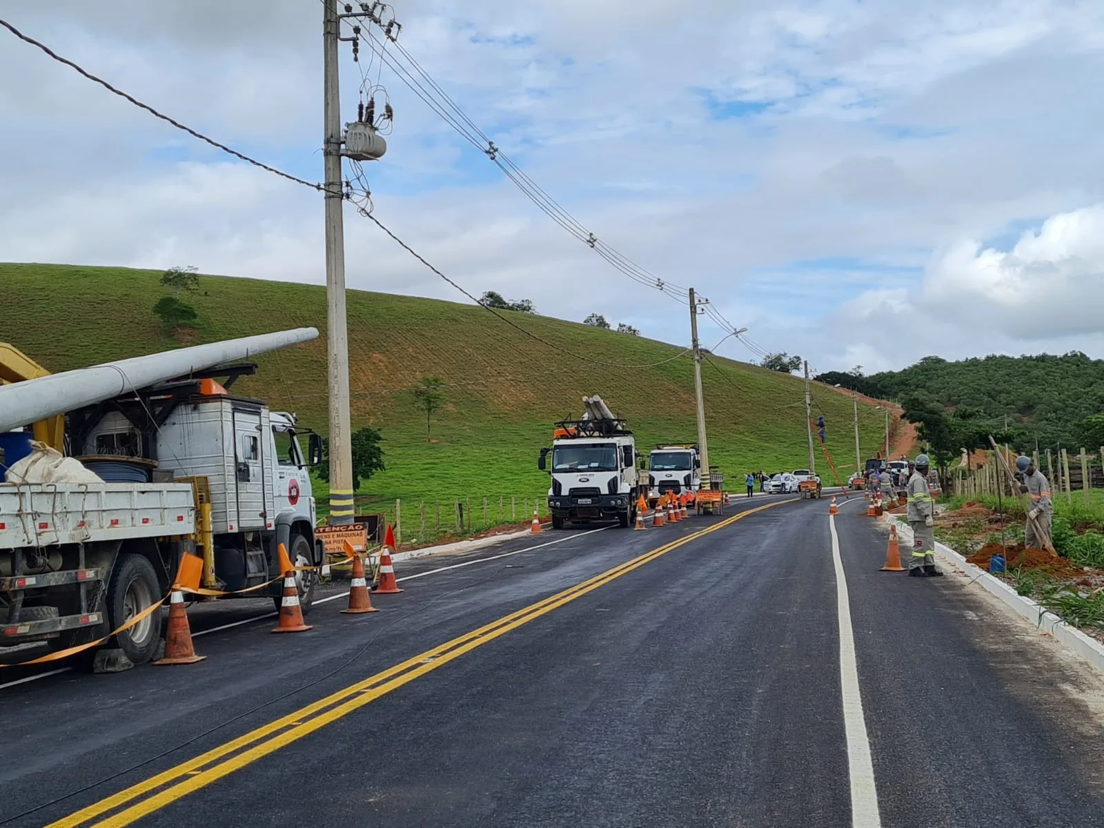 Postes que estavam no meio de estrada de Presidente Kennedy são retirados