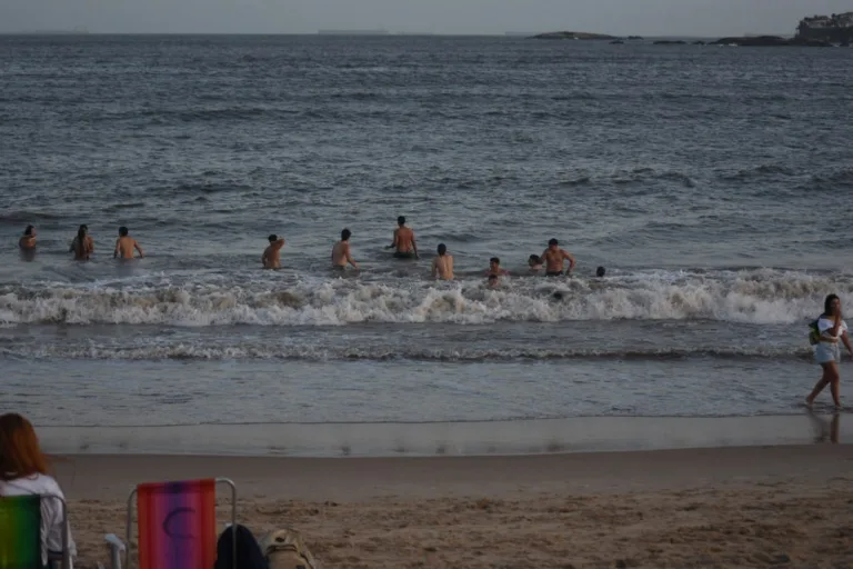 Capixabas celebram vitória do Brasil com banho de mar em Vitória