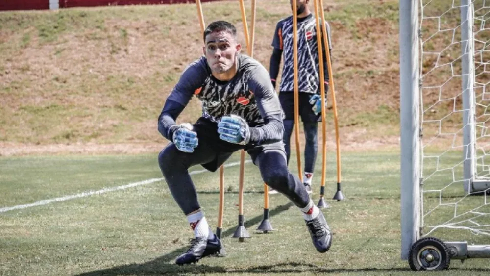 Goleiro revelado pelo São Paulo sofre convulsão em treino do Vila Nova-GO e é hospitalizado