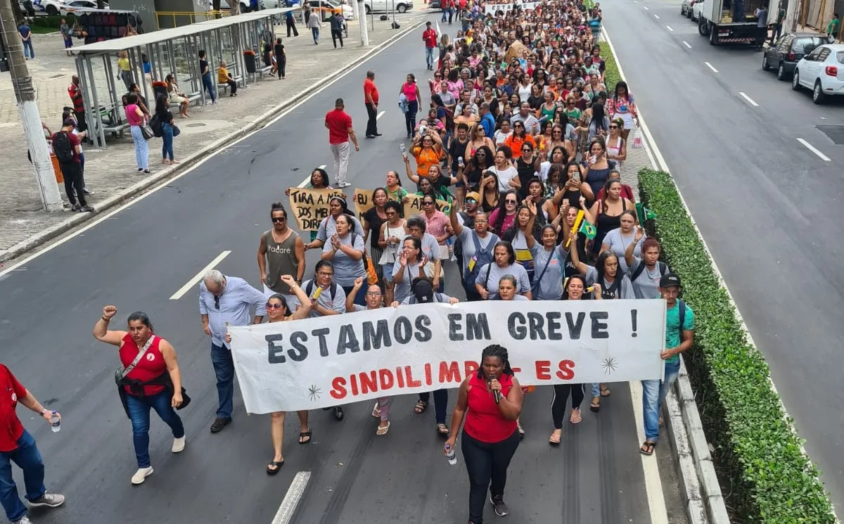 Trabalhadores entram em greve e fazem protesto no Centro de Vitória