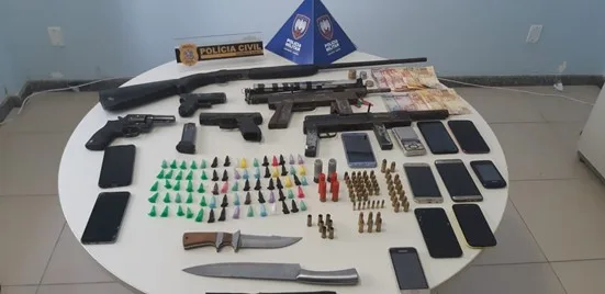 Polícia encontra várias armas durante operação; sete pessoas foram presas