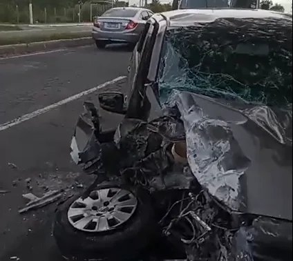 Carro bate em poste, passageiro fica ferido e parte da ES-010 é interditada