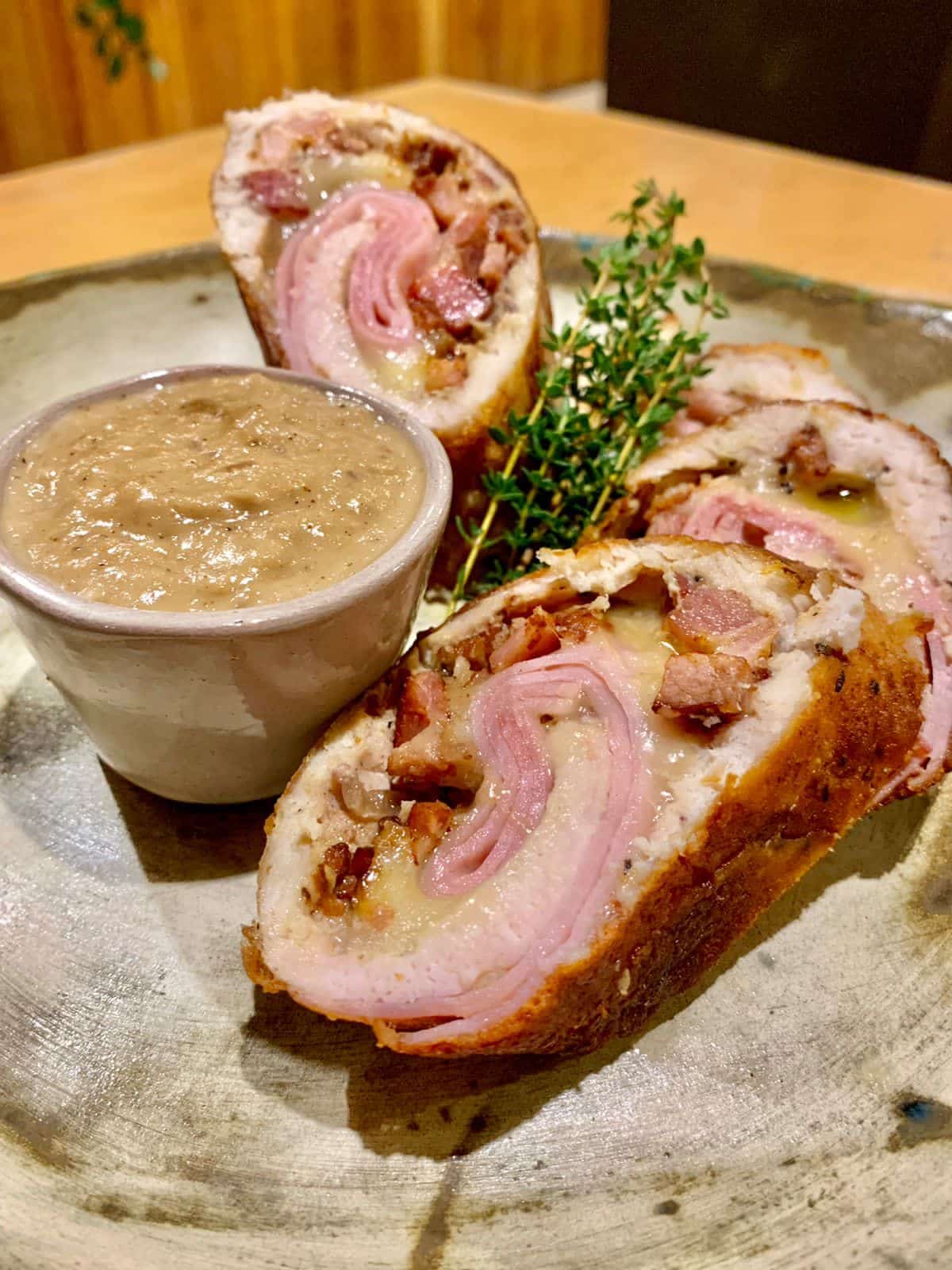 Barato e delicioso: Aprenda a fazer Ballotine com creme de cebola roxa 