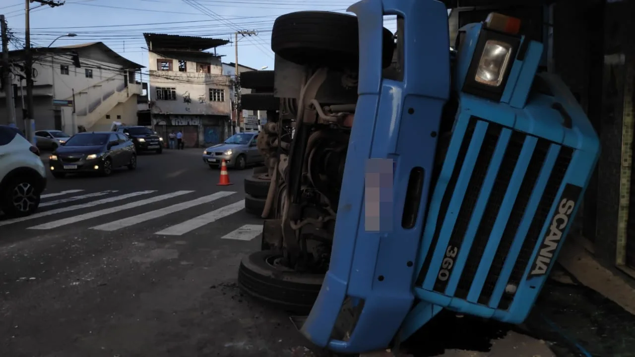 Motorista fica ferido após perder controle do freio e carreta tombar em Vila Velha