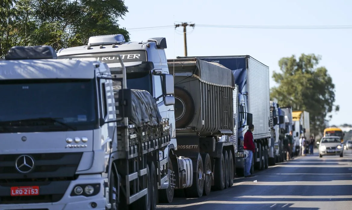 Caminhoneiros fazem protesto contra a alta no preço dos combustíveis na BR-040, próximo a Brasília.