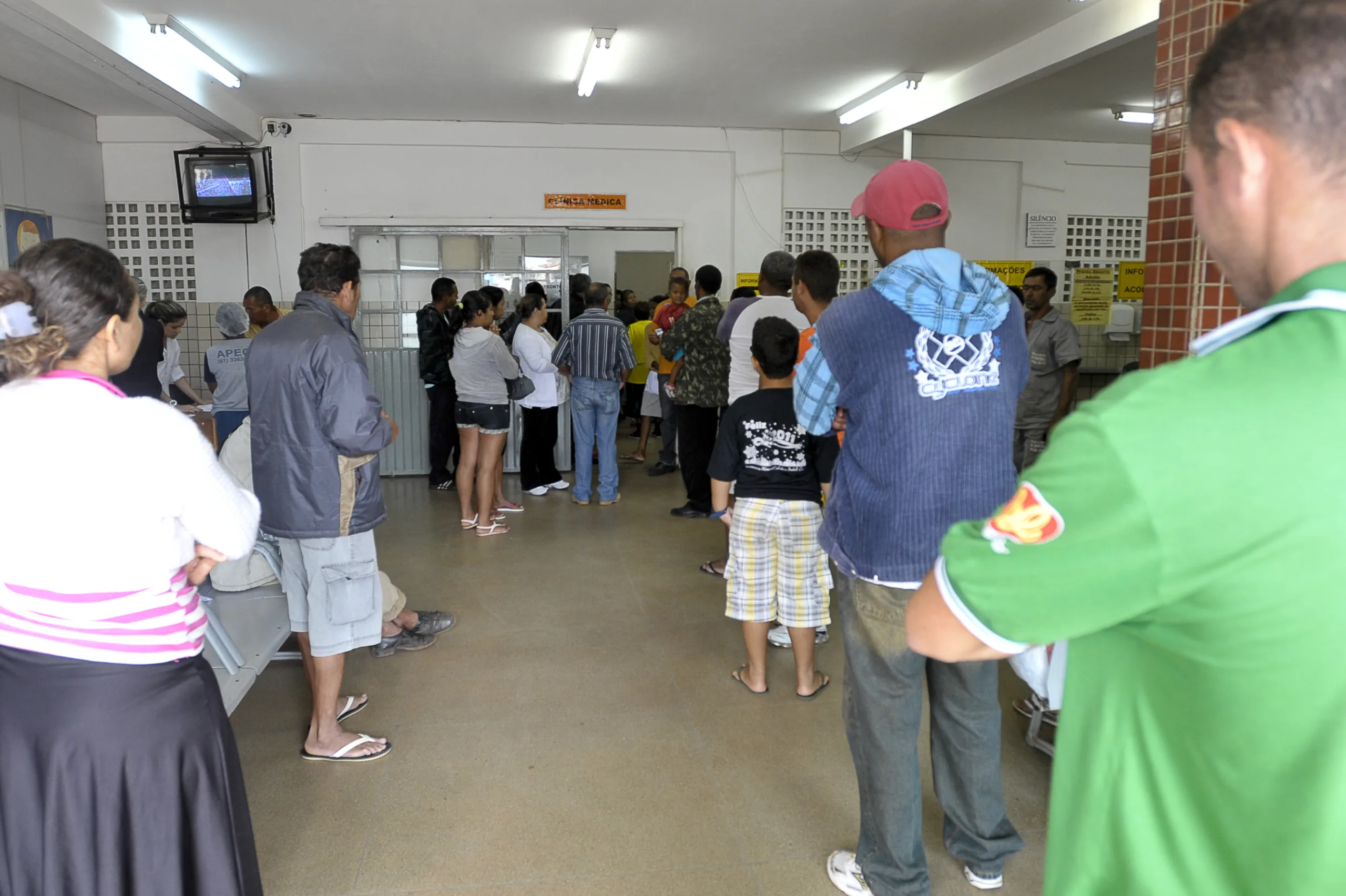 Brasília – Pacientes aguardam atendimento no pronto-socorro do Hospital Regional do Gama