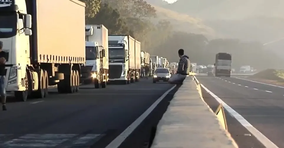 Caminhoneiros mantêm protesto em seis pontos do ES, mas estradas federais estão liberadas