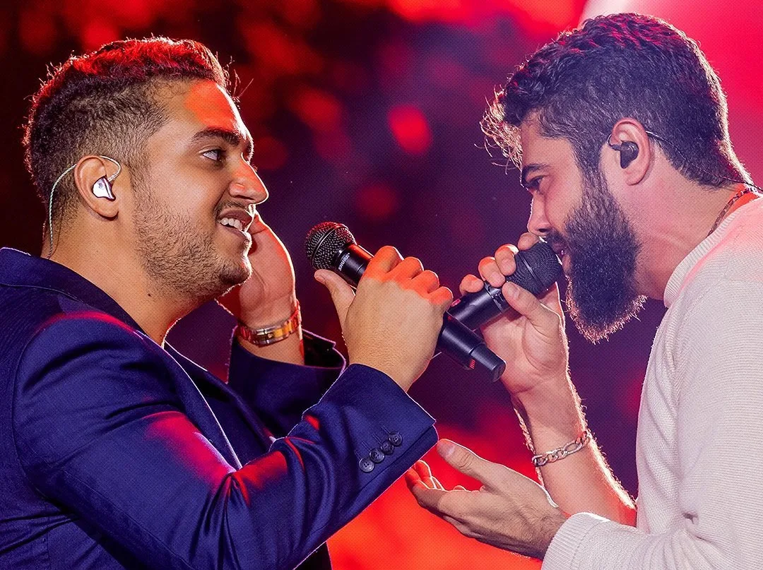 Vídeo | Rapaz é expulso do show de Henrique e Juliano no ES após jogar bebida em cantor