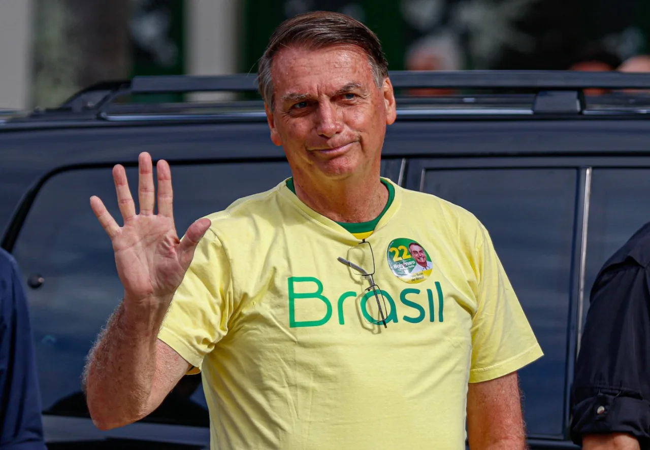 Valor arrecadado por Bolsonaro via Pix é 17 vezes maior que o necessário para pagar multas