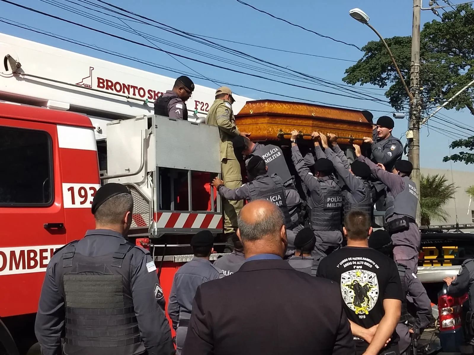 VÍDEO | Cabo da PM que morreu em acidente é homenageado durante enterro na Serra