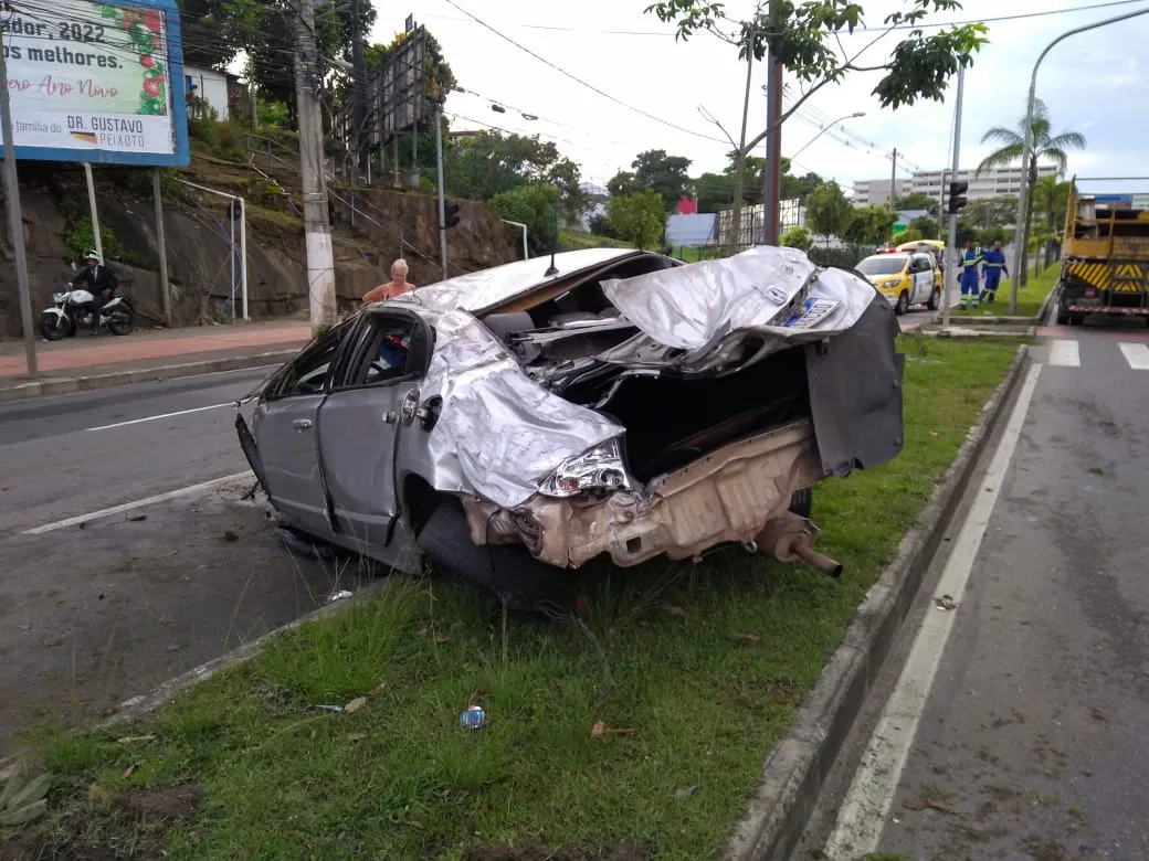 Carro fica destruído após rodar na pista e bater em muro de empresa em Vitória