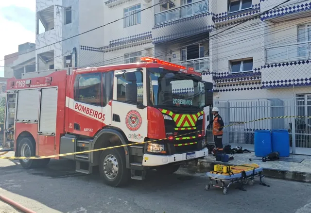 Incêndio atinge apartamento no quarto andar de prédio em Vila Velha