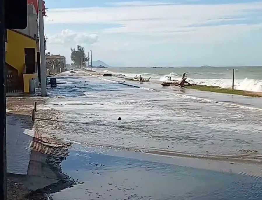 VÍDEO | Mar avança em Marataízes, causa erosão e interdita trecho da Rodovia do Sol