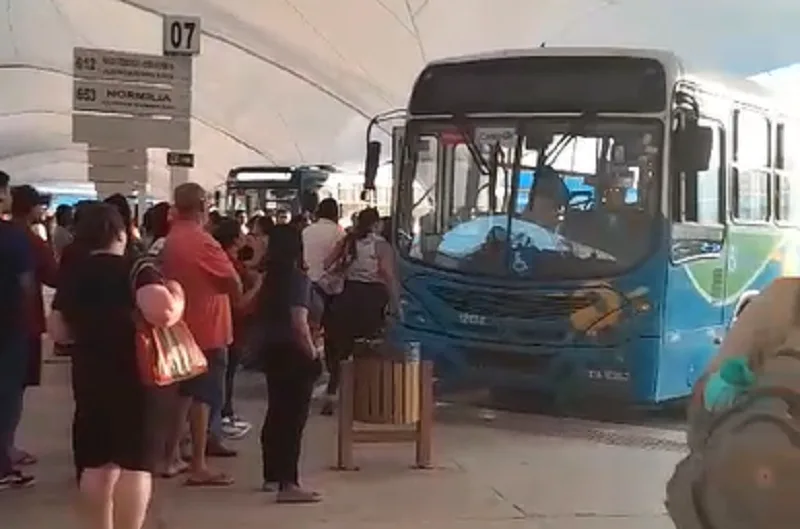 Adolescente é detido após vandalizar ônibus e agredir motorista no Terminal de Itaparica