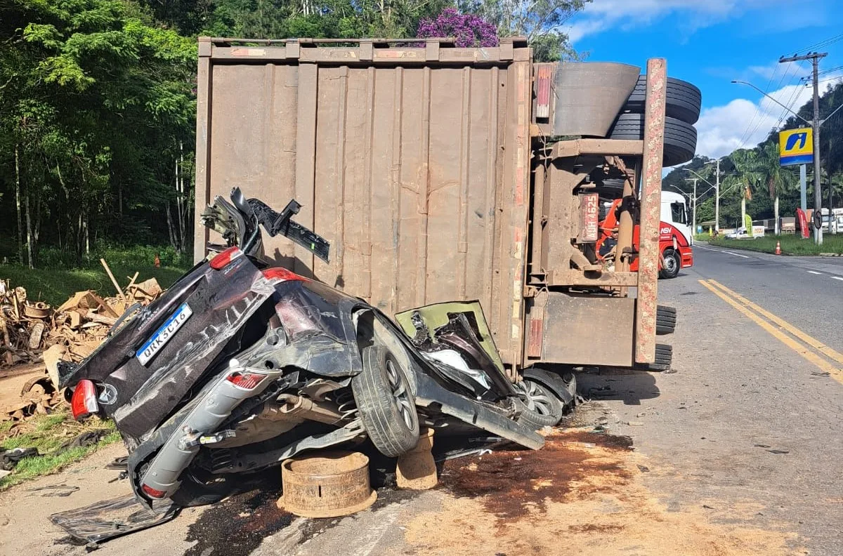 Fotos mostram destruição após carreta tombar em carro na BR-262