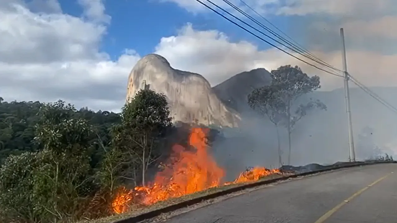 VÍDEO | Incêndio na Rota do Lagarto, em Pedra Azul, mobiliza Corpo de Bombeiros