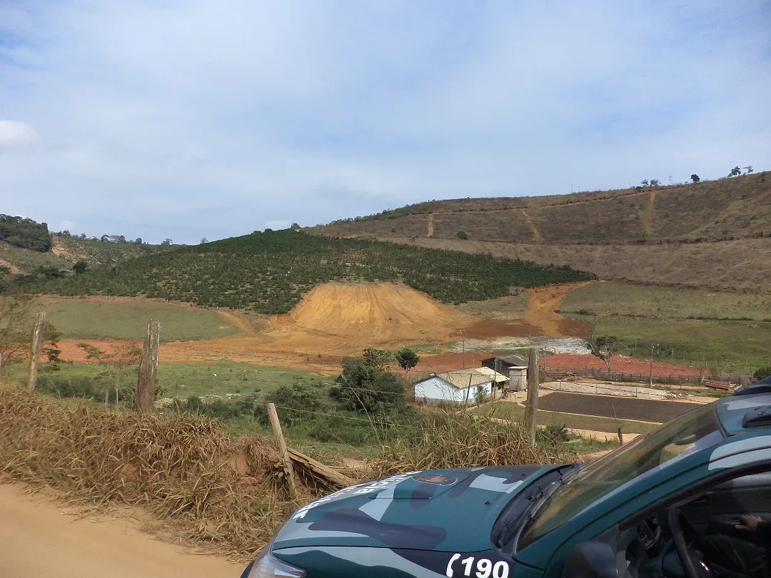 Obras de aterro às margens de córrego são paralisadas pela Polícia Ambiental em Ibatiba