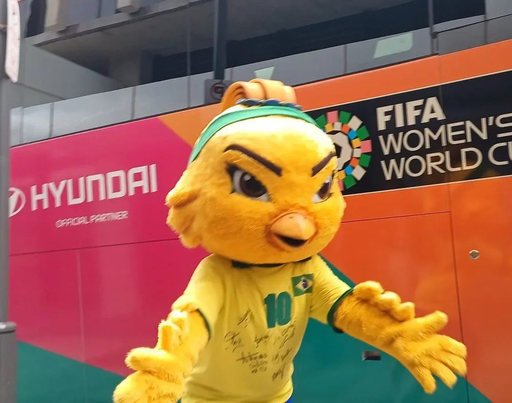 "Canarinha Guerreira": mascote criada por torcedor para a seleção feminina viraliza