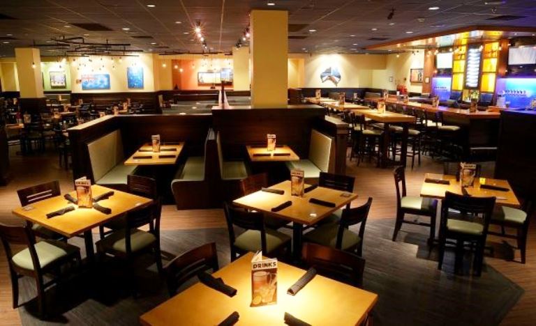 Outback de Vitória abre 15 vagas para atendentes