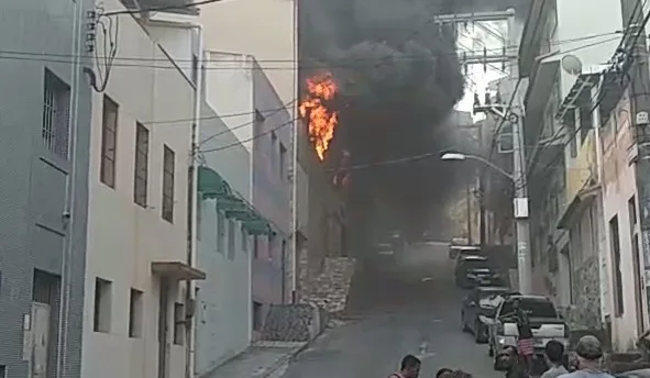 VÍDEOS | Incêndio na Vila Rubim assusta moradores em Vitória