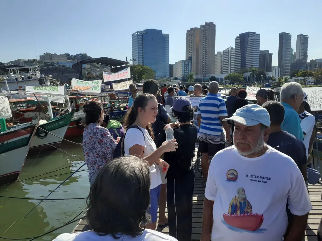 Pescadores protestam na procissão marítima de São Pedro em Vitória