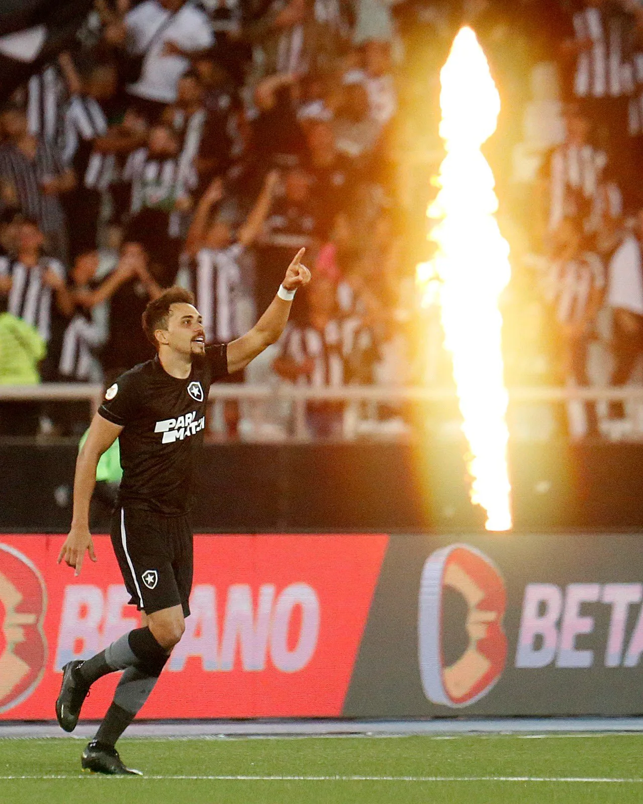 Botafogo vence Bragantino e continua disparada na liderança em noite de festa para Caçapa