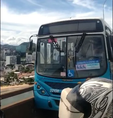 VÍDEO | Passageira puxa volante do Transcol e motorista bate em mureta da Terceira Ponte