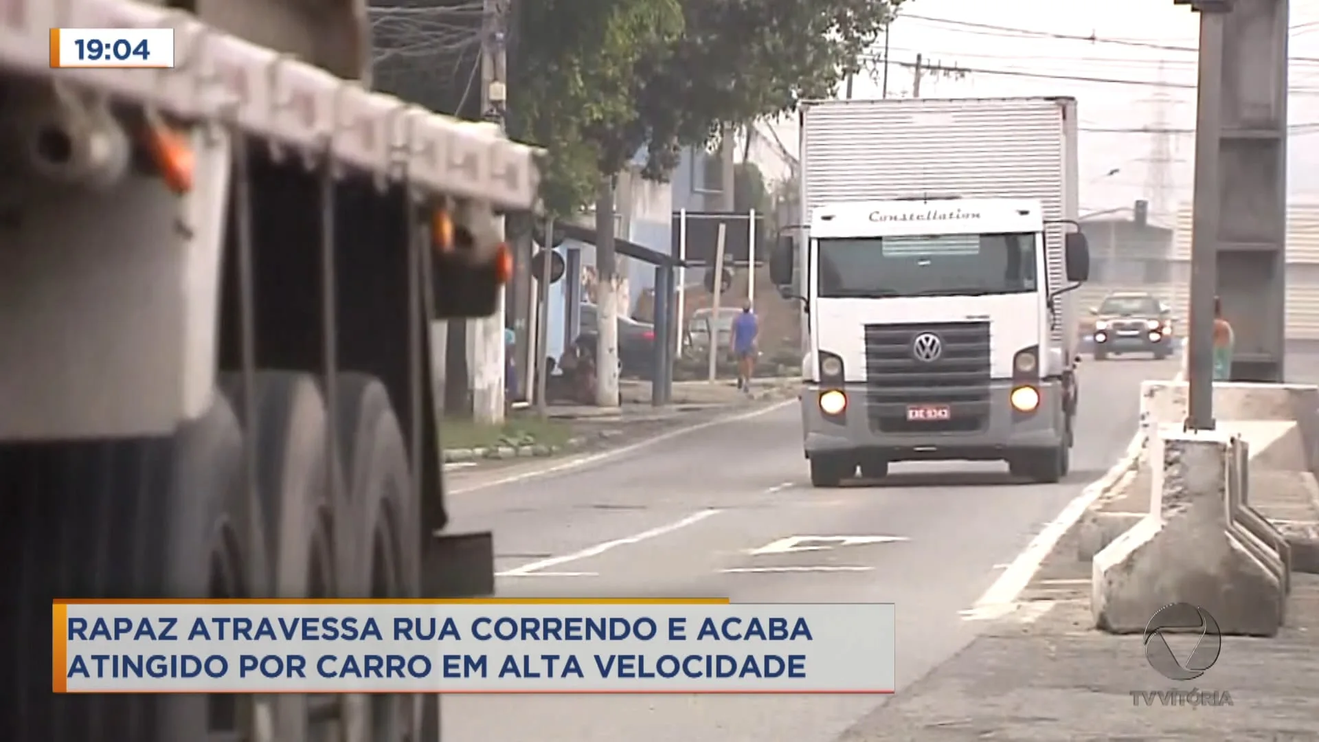 Rapaz atravessa rua correndo e acaba atingido por carro em alta velocidade