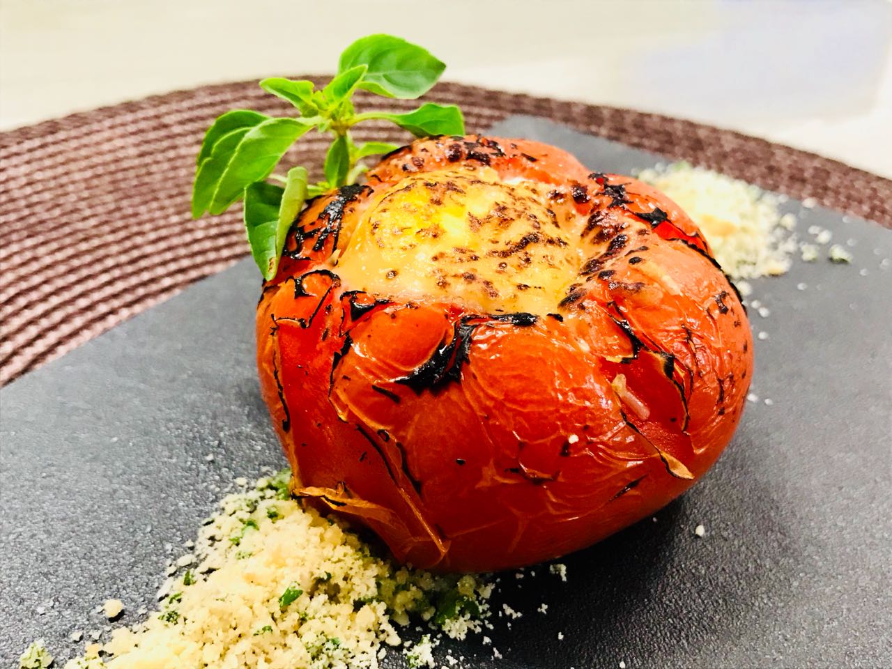 Tomate recheado com farofa de amêndoa