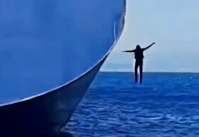 VÍDEO | Traficantes pulam de navio e caem no mar com 100kg de cocaína