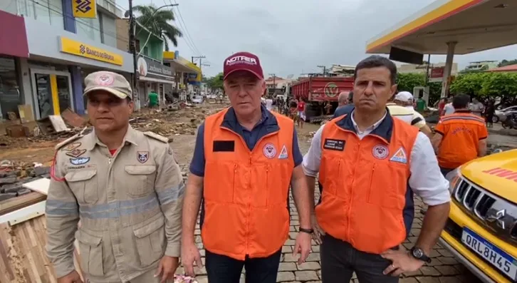 'Iconha é um cenário de guerra', diz Renato Casagrande ao acompanhar trabalhos no município