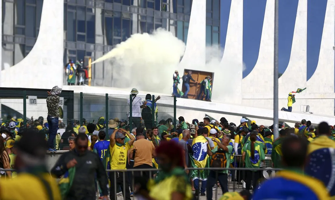 Manifestantes invadem Congresso, STF e Palácio do Planalto.