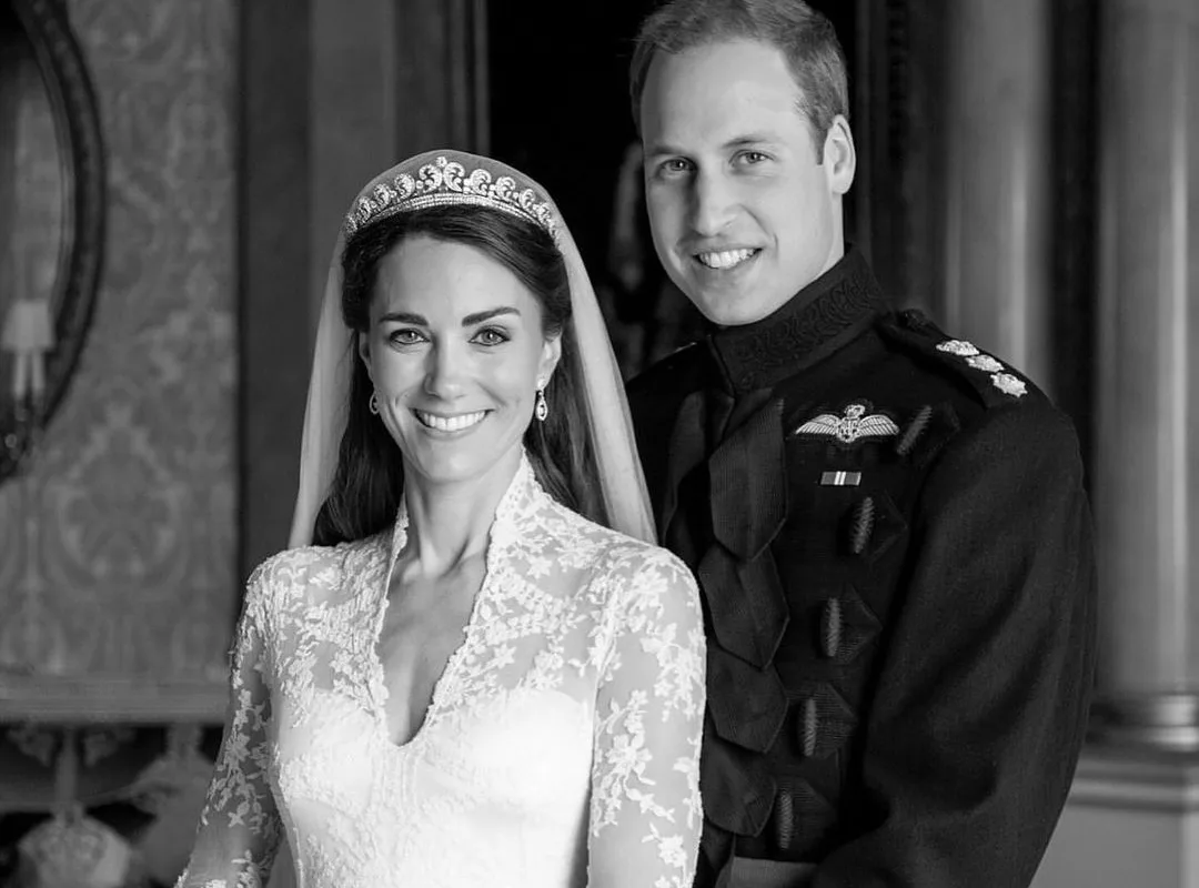 Príncipe William e Kate Middleton compartilham foto em preto e branco e assustam internautas