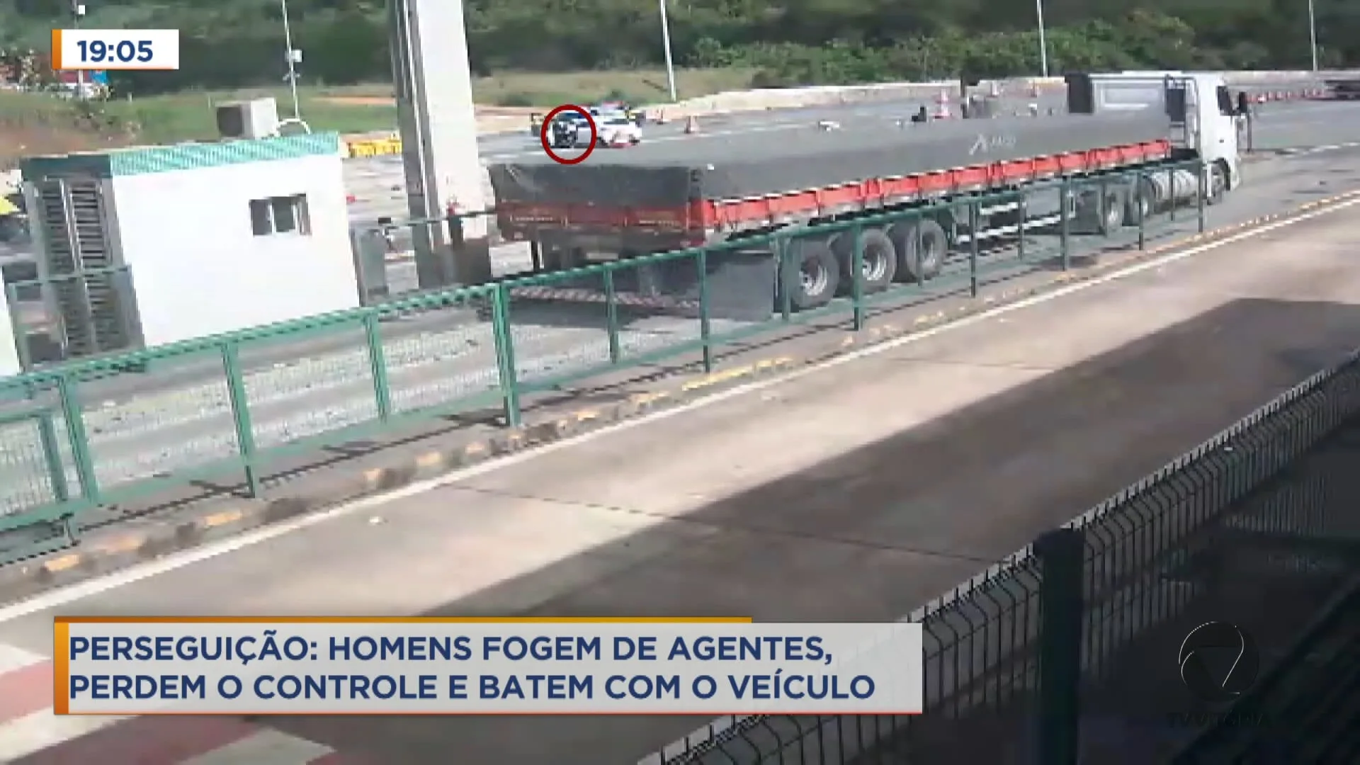 Perseguição: homens fogem de agentes, perdem o controle e batem com o veículo