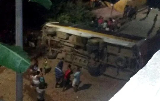 Ônibus escolar capota e assusta moradores de Cariacica